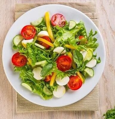 L'une des options pour un régime de sarrasin pendant un mois comprend l'utilisation d'une salade de légumes
