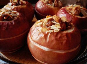 Les pommes au four avec des fruits secs sont un dessert dans le menu diététique après l'ablation de la vésicule biliaire
