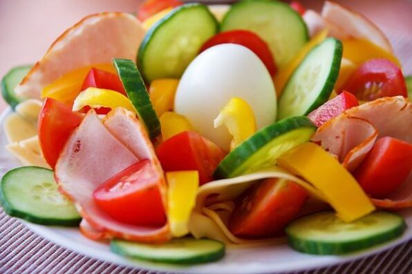 Salade de légumes dans le menu diététique avec œufs et orange pour perdre du poids