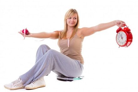 Une fille qui veut perdre du poids mange sainement et selon un régime